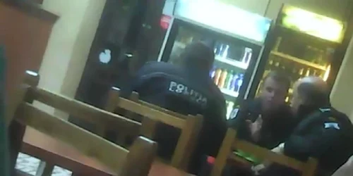 politisti locali in bar