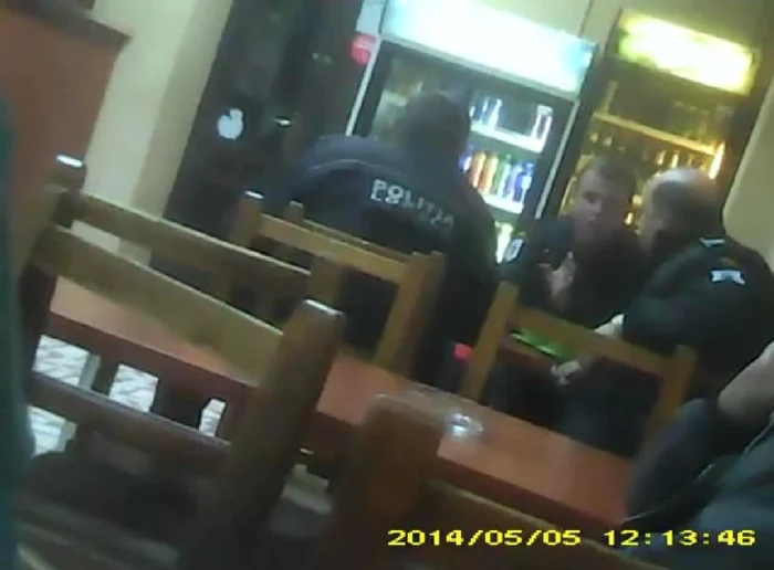 Politistii locali au fost filmati intr-un bar, in uniforme - Foto captura Youtube