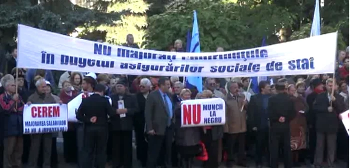 Sindicatele au protestat față de majorarea contribuțiilor sociale. Captură privesc.eu