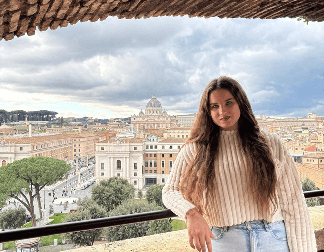 Dintr-o elevă care la 10 ani nu știa să citească a devenit studentă la Tehnică Dentară. Cum poate fi schimbată viața copiilor instituționalizați