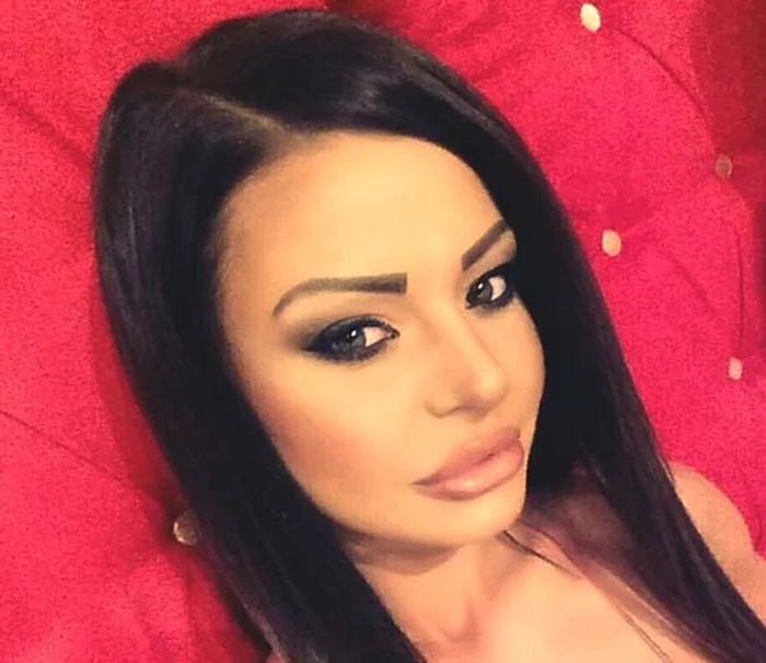 
    Ana Mocanu şi-a lăsat la vedere părţile intime Foto: captură Antena 1  