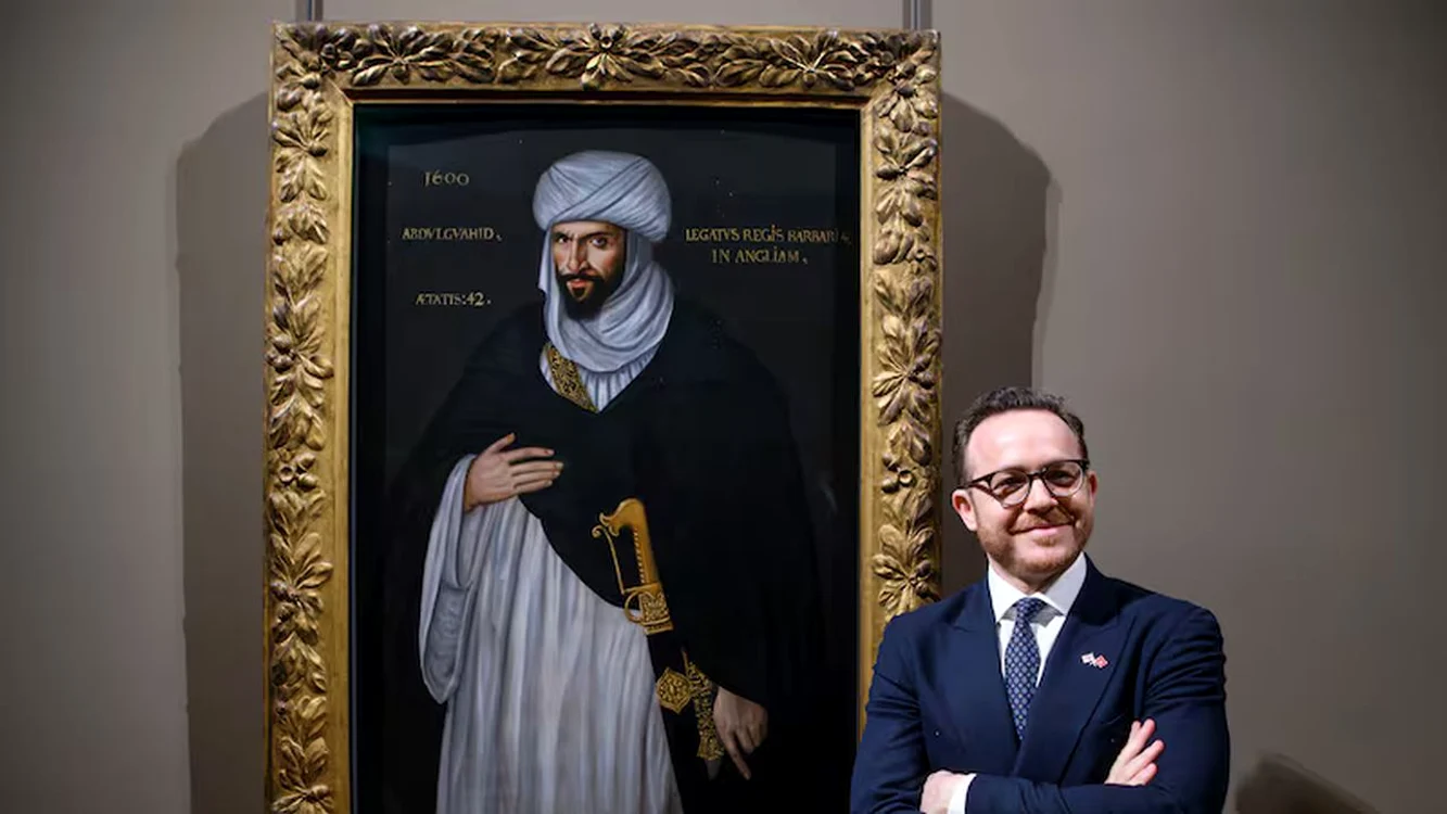 Ambasadorul Hakim Hajoui, alături de portretul predecesorului său (© University of Birmingham)