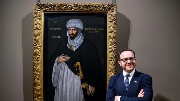 Ambasadorul Hakim Hajoui, alături de portretul predecesorului său (© University of Birmingham)