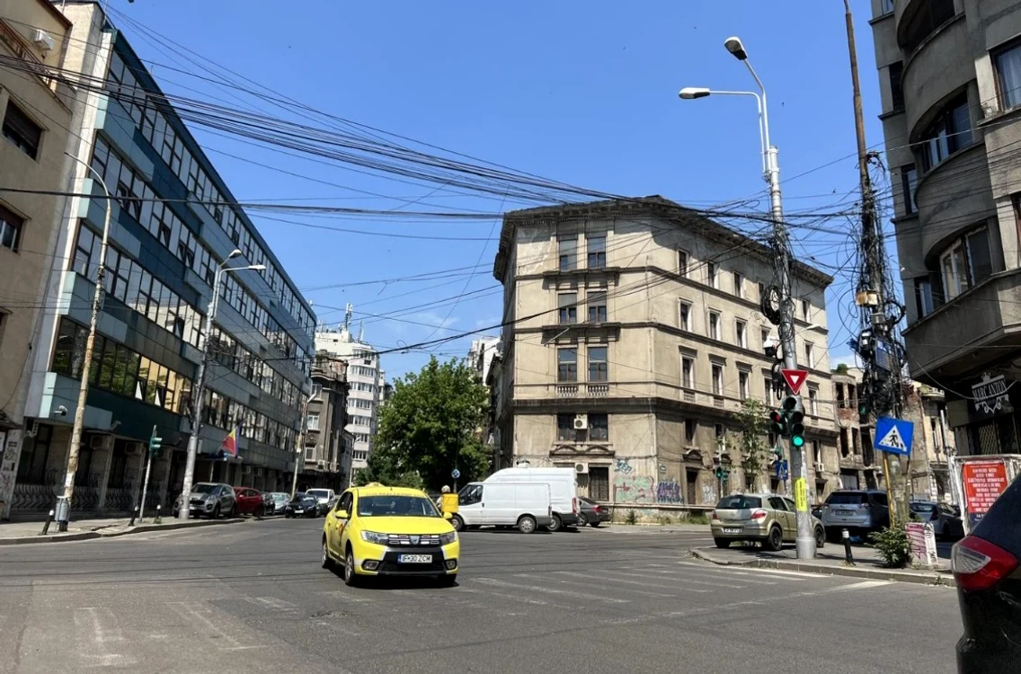 Cablurile amplasate ilegal pe domeniul public vor fi desființate FOTO Facebook N.D.