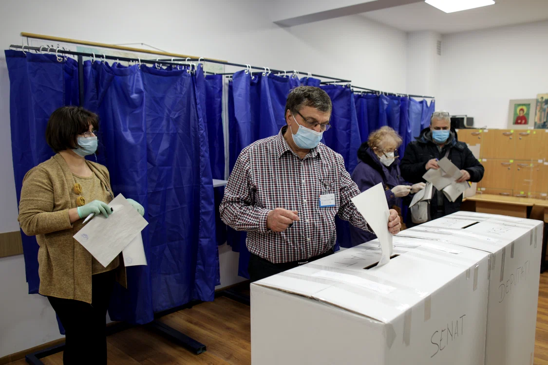 
    Cetățeni români votează în cadrul alegerilor parlamentare, în București, duminică, 6 decembrie 2020Inquam Photos / Octav Ganea  