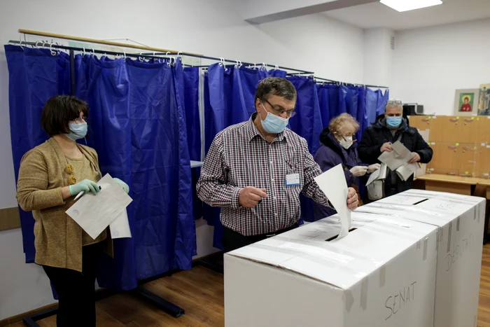 Cetățeni români votează în cadrul alegerilor parlamentare, în București, duminică, 6 decembrie 2020Inquam Photos / Octav Ganea