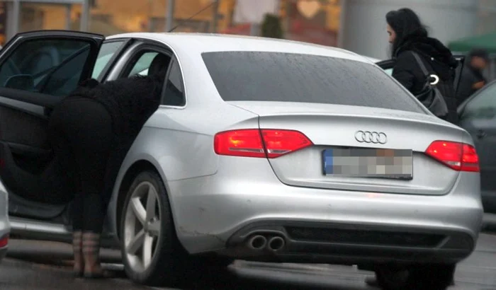 Manuela a făcut spectacol în parcare