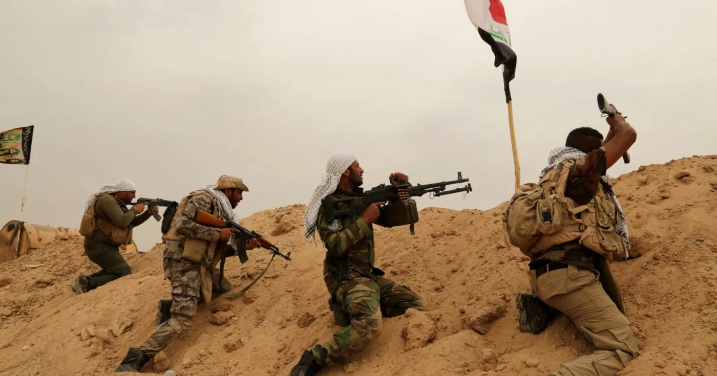 Luptători irakieni din cadrul unei miliţii şiite se luptă împotriva Statului Islamic lângă Fallujah FOTO AP