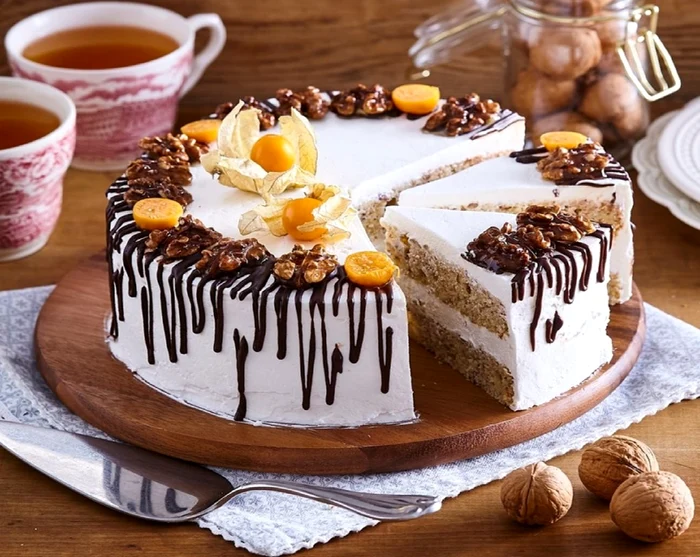 Tort cu blat de nucă și cremă de frișcă cu mascarpone Sursă foto Rețete fel de fel