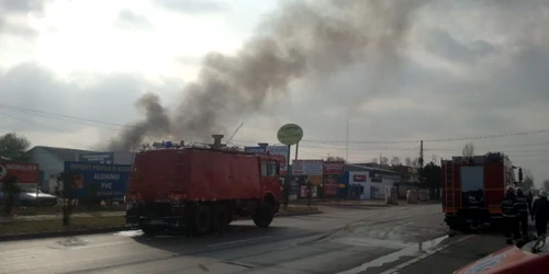 Imagine de la locul incendiului din curtea autoservice-ului din Buzău