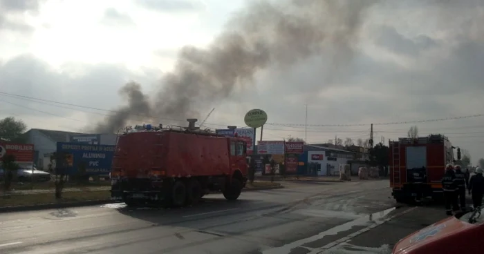 Imagine de la locul incendiului din curtea autoservice-ului din Buzău