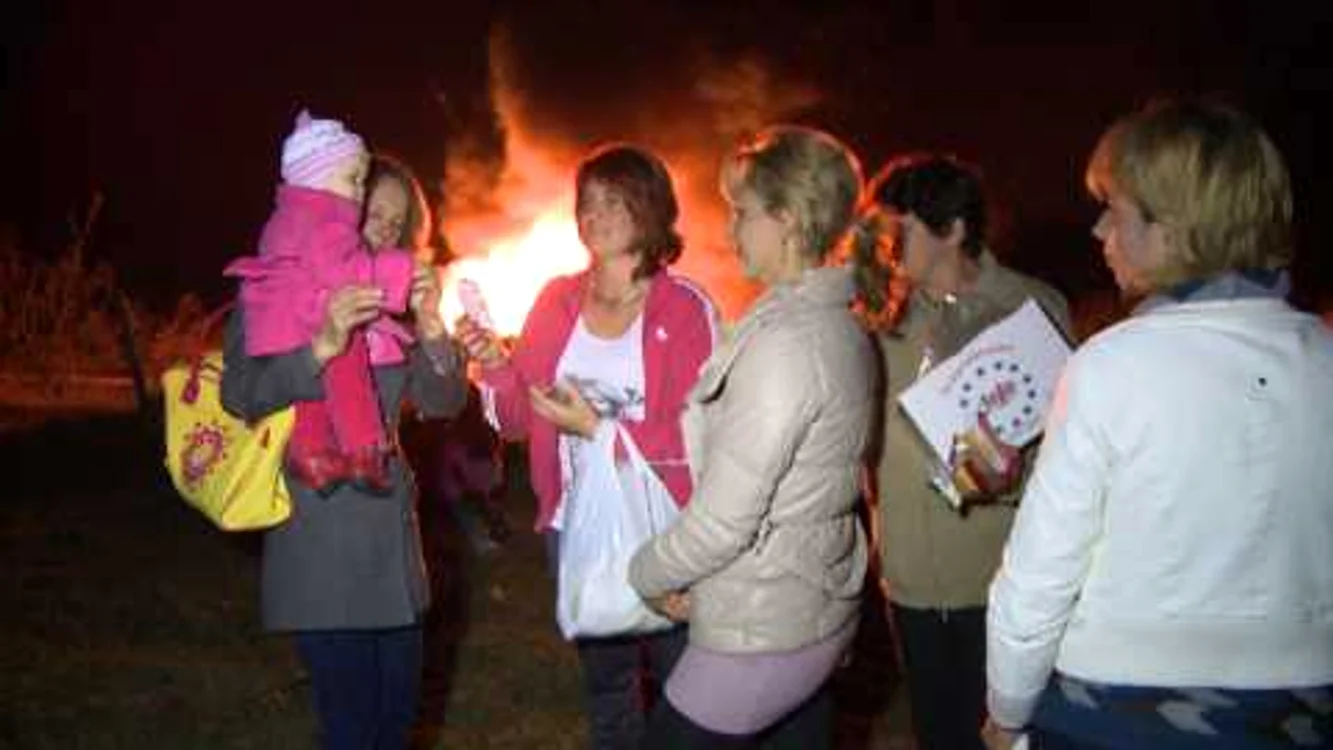Oamenii s-au adunat pe un deal, au cântat şi au  împărţit covrigi şi dulciuri oaspeţilor