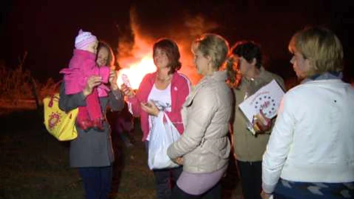 Oamenii s-au adunat pe un deal, au cântat şi au  împărţit covrigi şi dulciuri oaspeţilor
