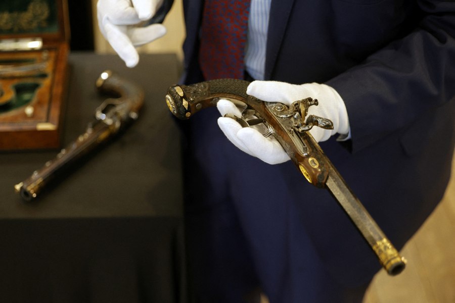 Pistoalele cu care Napoleon a vrut să se sinucidă, vândute pe o sumă exorbitantă. Povestea din spatele armelor FOTO 