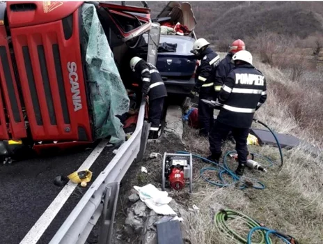 Accident mortal pe Valea Oltului în Sibiu - un TIR s-a răsturnat peste o maşină între Boiţa şi Lazaret Foto Adevărul 