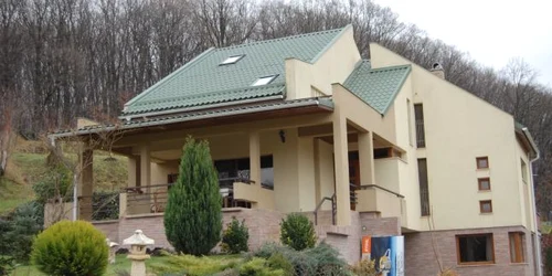 Proprietatea Jecan are pădurea în spate şi lacul brădet în faţă