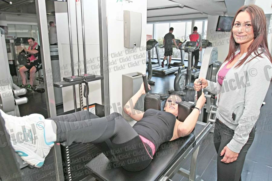 Pentru braţe: Cu ajutorul ganterei, se fac  flexări ale antebraţului pe  braţ, înainte şi înapoi. Acest  exerciţiu ajută bicepşii (FOTOGRAFII: DORIN CONSTANDA)
