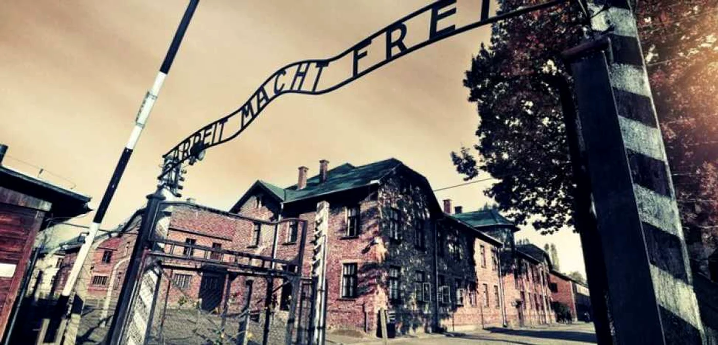 Intrarea în lagărul de la Auschwitz-Birkenau