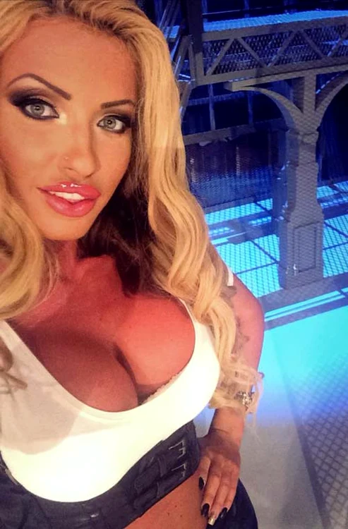 
    Loredana Chivu adoră să pozeze sexyFOTO: Arhiva personală  