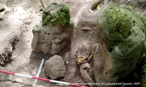 Sculpturi antropomorfe ale unui „cuplu ancestral” descoperite în orașul mayaș vechi de 3000 de ani din jungla Guatemalei Foto Guatemalan Ministery of Culture AFP jpg