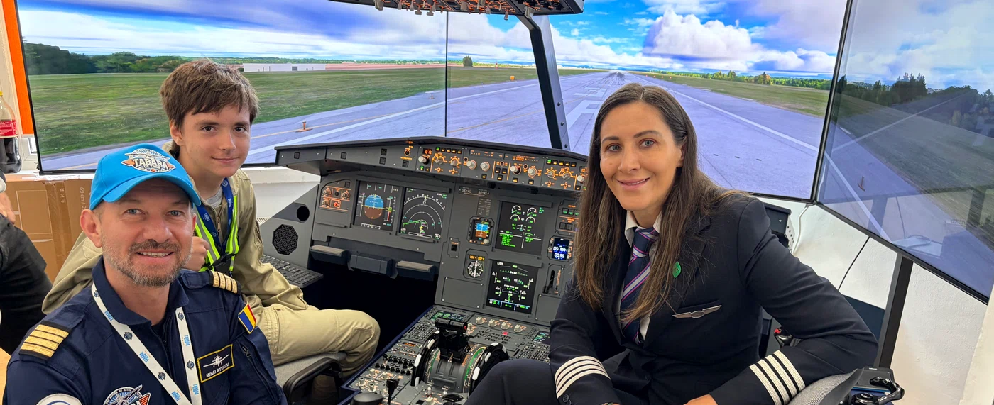 Cursantul Victor, la simulator alături de comandanții Andreea Popa și Mihai Sturzu foto: Click!