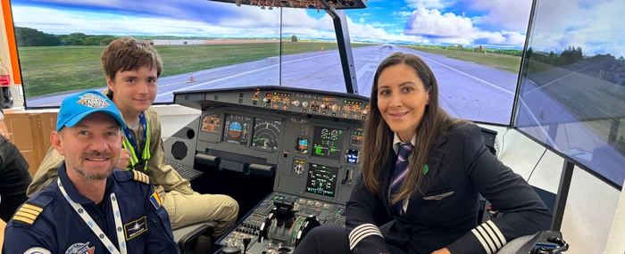 Cursantul Victor, la simulator alături de comandanții Andreea Popa și Mihai Sturzu foto: Click!