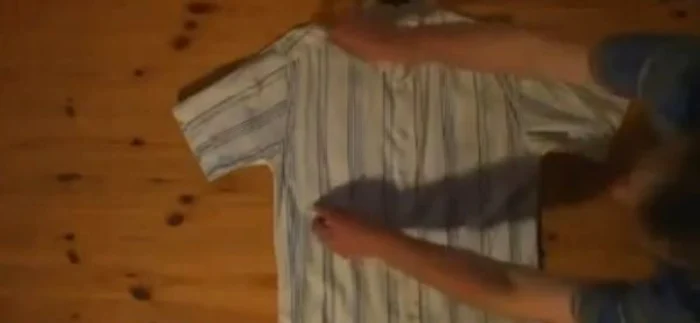 
    Cum să împachetezi o cămaşă în două secundeCaptură Youtube  