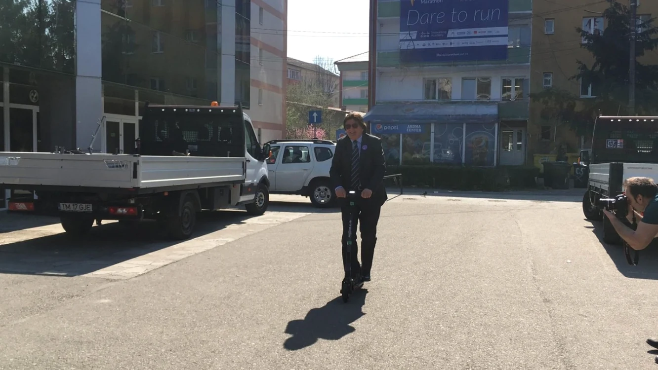 Primarul Robu, pe trotinetă FOTO: DANIEL DANCEA
