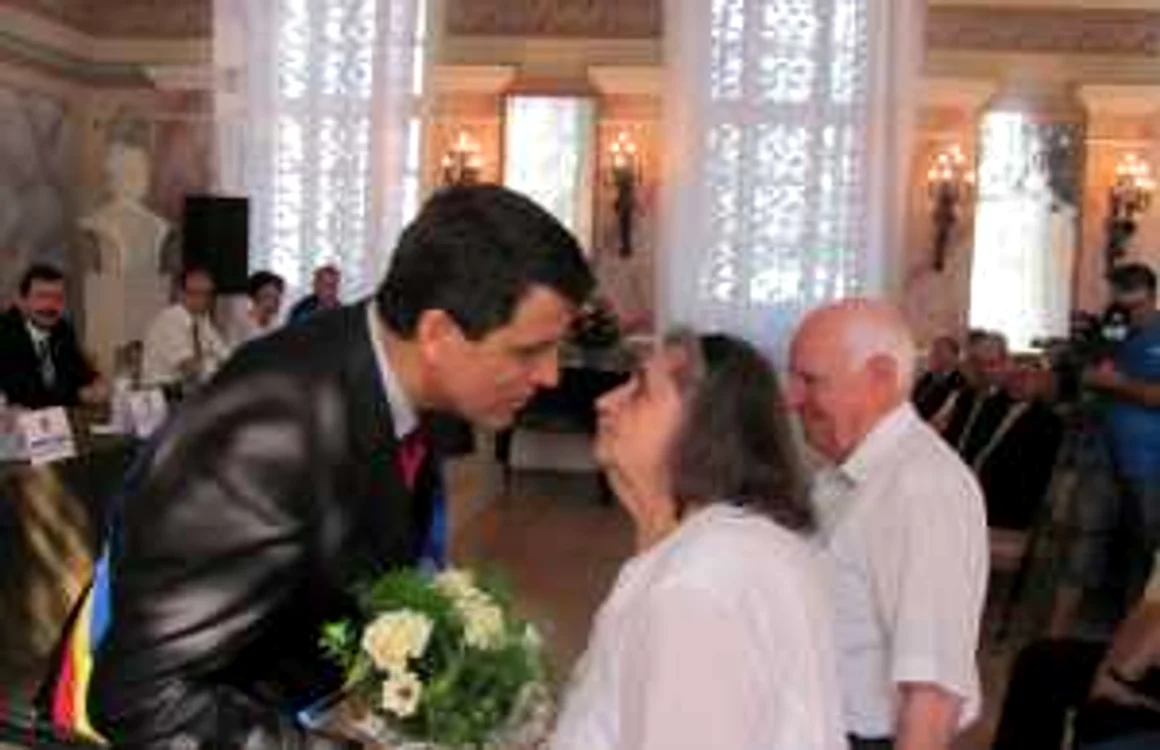 Primarul Radu Căpîlnaşiu i-a felicitat pe sărbătoriţi şi le-a oferit doamnelor câte un buchet de flori 