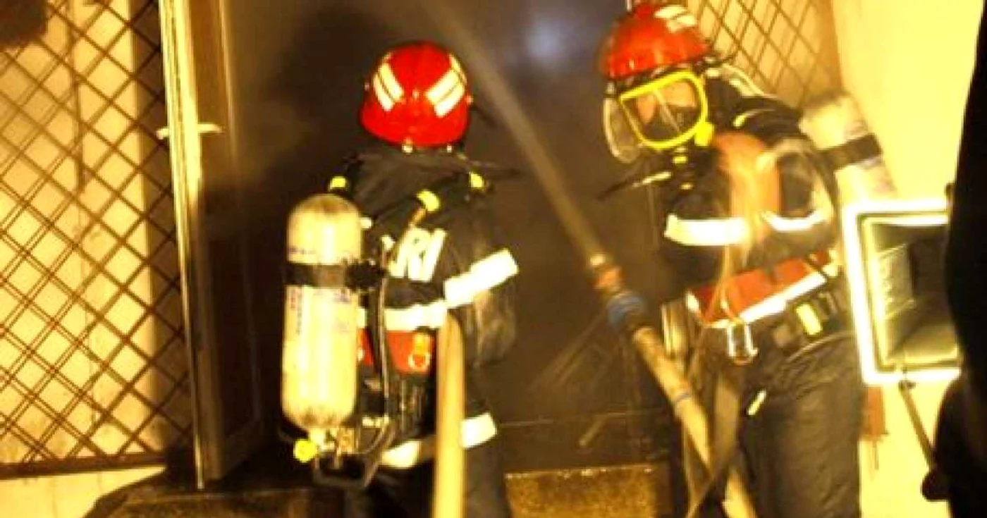 Pompierii au lichidat ambele incendii în scurt timp.