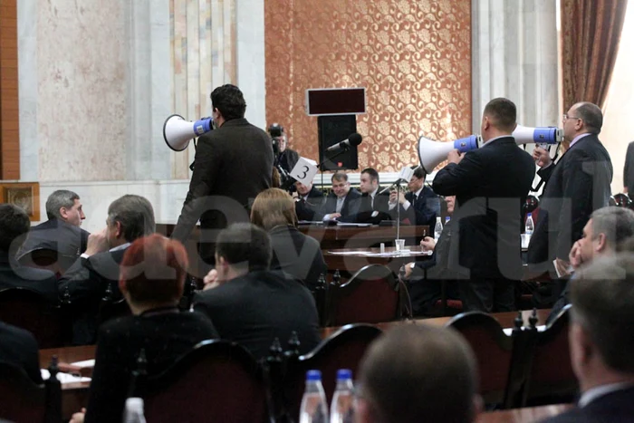 Comuniştii au venit cu portavocele în Parlament FOTO Tudor Iovu