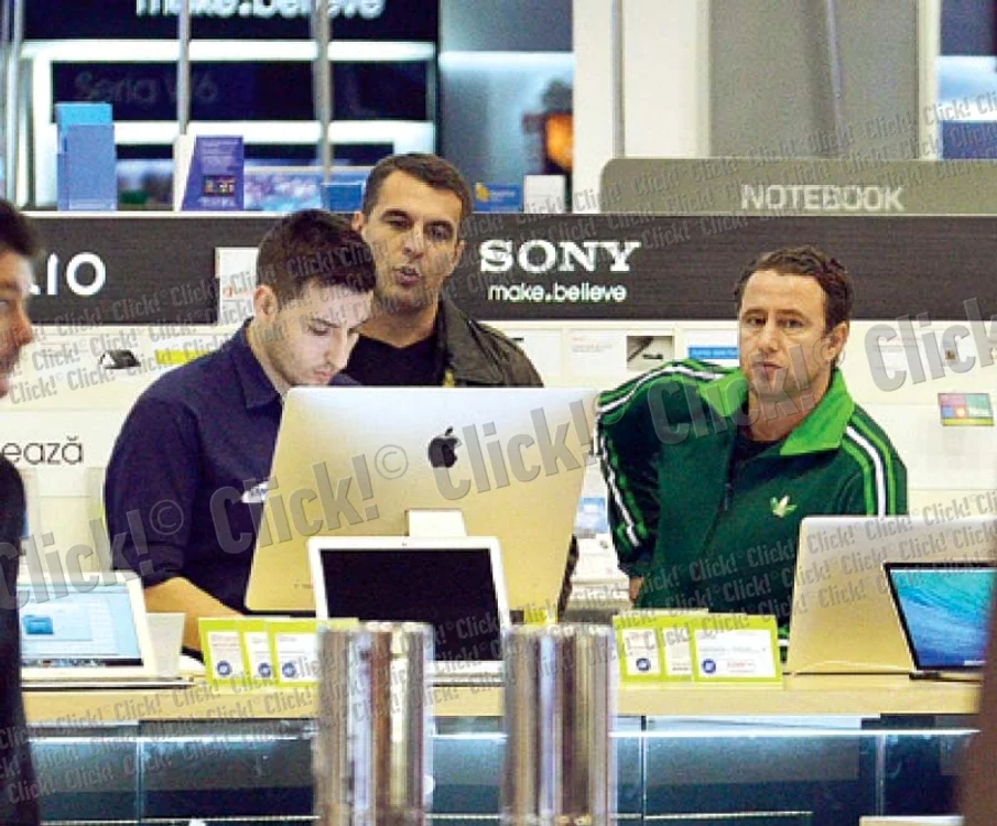 Reghe a ieşit şchiopătând în mall pentru a-i face o bucurie copilului (fotografii: Alex Muscaliu)