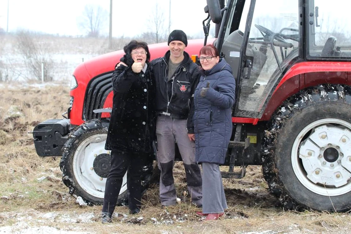 Când primii fulgi de nea îşi făceau apariţia în Bistriţa, terenul din curtea liceului era pregătit pentru plantare Liliana Vereş şi Mihaela Elena Mora FOTO: Comunitaria - Grădina Comunitară
