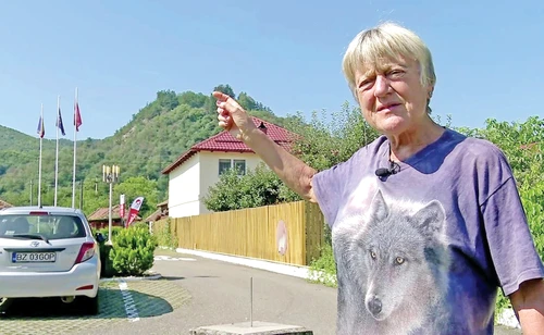 Cornelia, mândră de pensiunea ridicată la munte. Fotografii: Iulian Bunilă