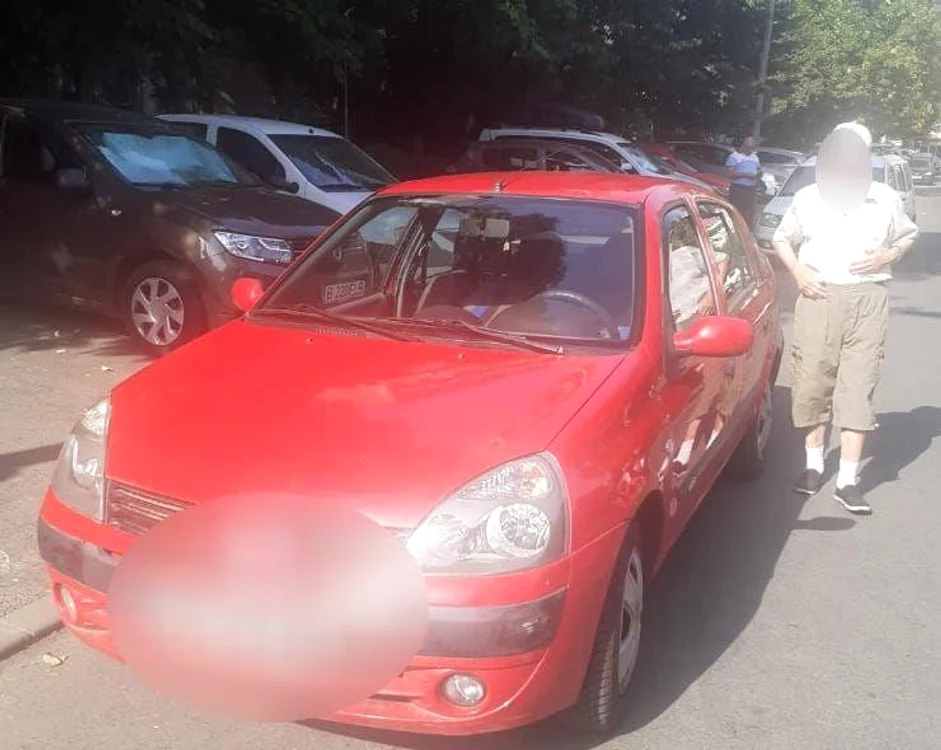 Un şofer de 90 de ani din Bucureşti și-a oprit Loganul într-o zonă aglomerată, de unde a refuzat să mai pleceFoto: Poliția Locala