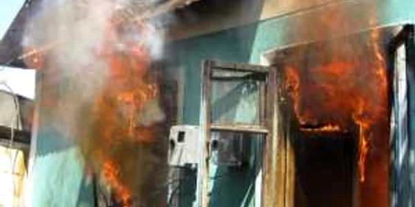 O vila si o casa din Perisani au fost cuprinse de flacari