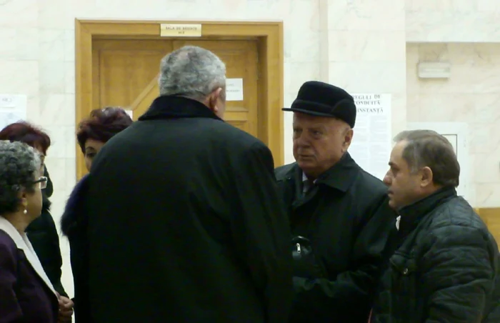 Fostul primar de Caracal, Gheorghe Anghel (centru), este implicat în dosar alături de alţi angajaţi ai Primăriei Caracal (FOTO: Mugurel Manea)