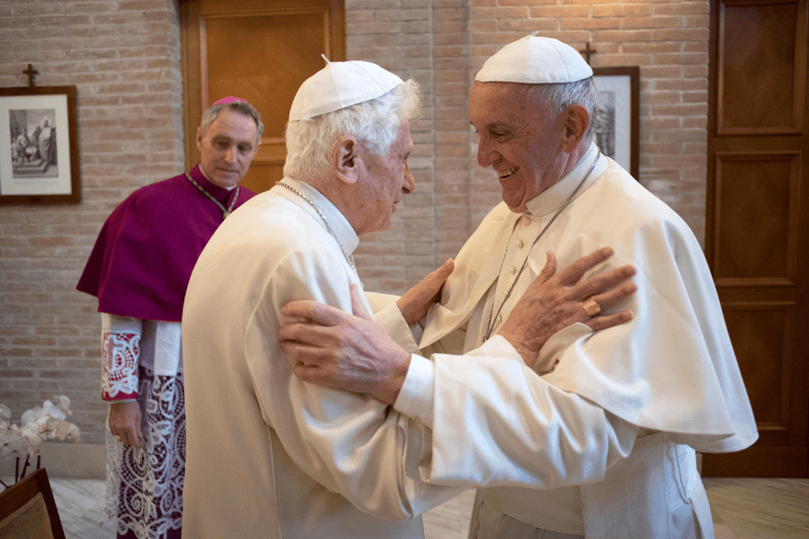 Papa Francisc cere lumii să se roage pentru Benedict al XVI-lea: „Este foarte bolnav”