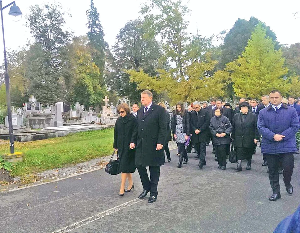
    Cortegiul a fost  deschis de un sobor  de 8 preoţi catolici  
