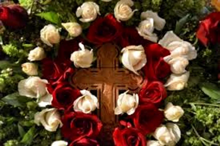 
    în biserici și în mănăstiri cruce este împodobită cu floriSursa Foto: sihăstriaputnei.ro  