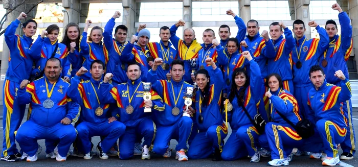 Amatto Zaharia (centru), înconjurat de luptătorii din lotul naţional de kempo FOTO FR de Kempo