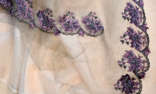 Șal brodat din tulle gri care a aparținut Reginei Elisabeta a României, colecțiile Muzeului Militar Național „Regele Ferdinand I”