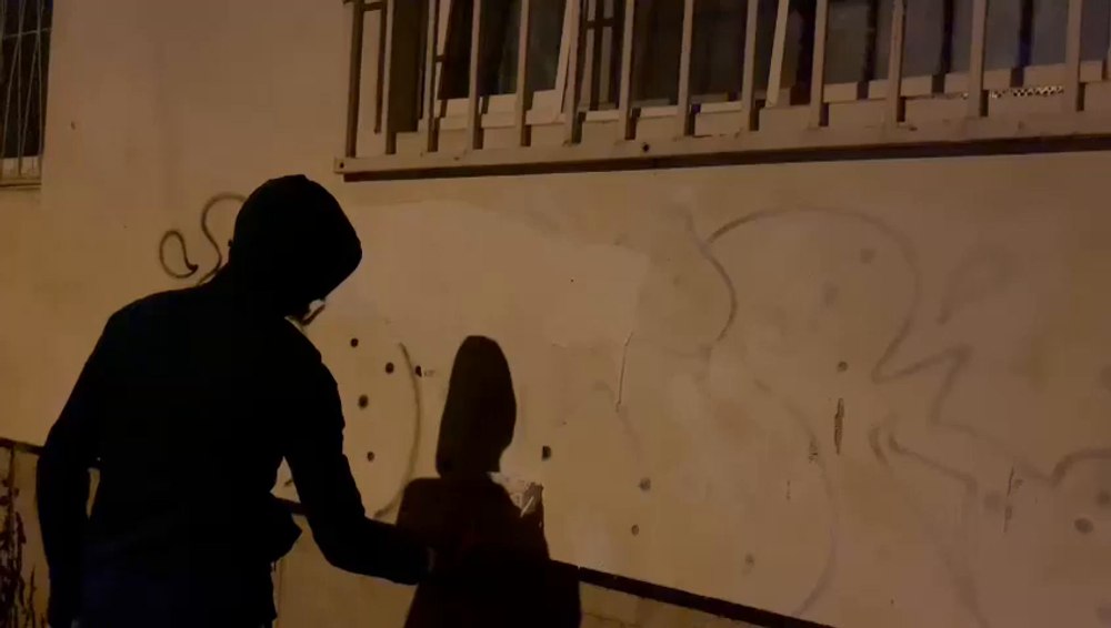 „Artiștii stradali” ai Buzăului, amendați și puși să curețe mâzgălelile pe care le-au lăsat în urma lor VIDEO