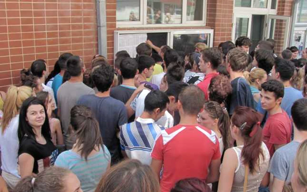 Elevii s-au înghesuit să vadă rezultatele FOTO:adevarul