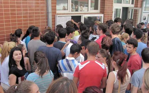 Elevii s-au înghesuit să vadă rezultatele FOTO:adevarul