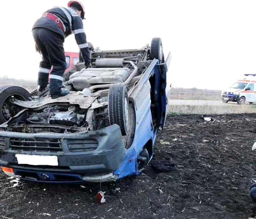 Un microbuz s-a răsturnat pe câmp vineri dimineaţă  FOTO ISU Călăraşi