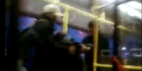 Boschetarul a fost târât pe scara autobuzului