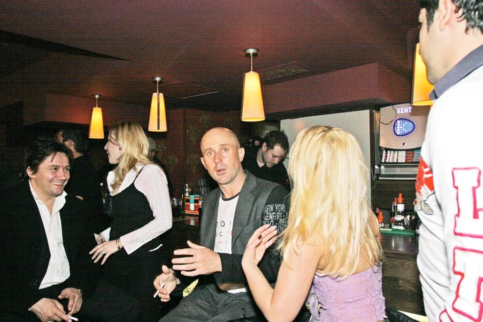 Mugur Mihăescu  e şi patron de  club, şi fumător