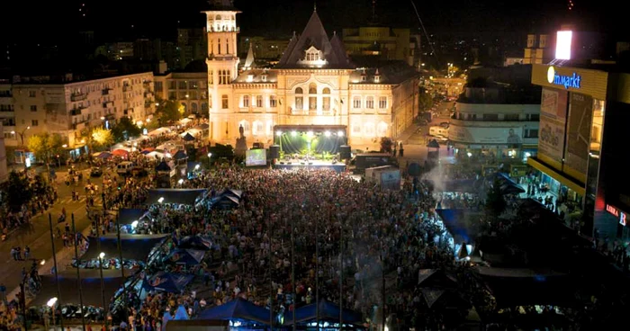 Spectacole în Piaţa Dacia