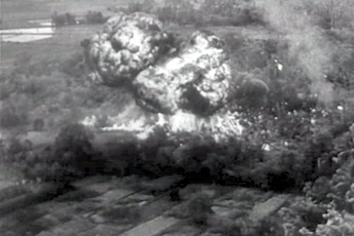 aruncarea unei bombe cu napalm peste o baza militara vietnameza png png